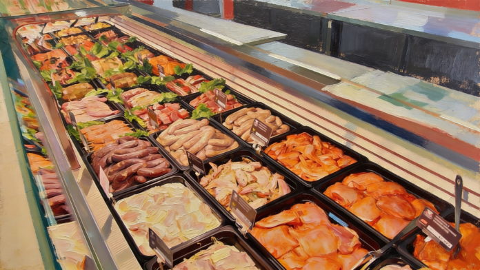 Витрина супермаркета с разнообразием свежего мяса и мясных изделий, аккуратно разложенных в пластиковых лотках, с зеленью для украшения.