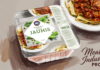 Финский производитель мяса HKFoods рефинансирует долг на €90 млн Финский производитель мяса HKFoods рефинансирует долг на €90 млн — упаковка растительного фарша HK «Vihreät kasvis Jauhis» 270 г в прозрачном лотке рядом с тарелкой пасты в томатном соусе с зелёным горошком на нейтральном серо-коричневом фоне, Meat Industry PRO