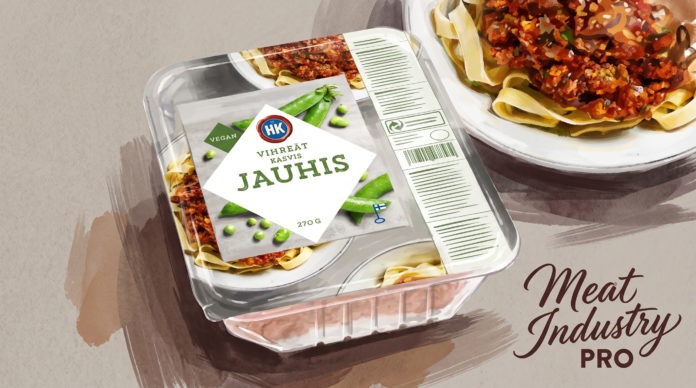 Финский производитель мяса HKFoods рефинансирует долг на €90 млн — упаковка растительного фарша HK «Vihreät kasvis Jauhis» 270 г в прозрачном лотке рядом с тарелкой пасты в томатном соусе с зелёным горошком на нейтральном серо-коричневом фоне, Meat Industry PRO