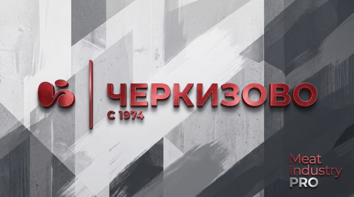 Наука и практика: как ветеринарная академия и «Черкизово» готовят кадры для мясной отрасли — иллюстрация корпоративной экспозиции с логотипом «Черкизово с 1974», кубками и стеной сертификатов на красных постаментах, Meat Industry PRO