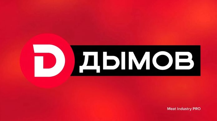 Смена гендиректора в «Дымовском колбасном производстве» — фирменный логотип бренда «ДЫМОВ»: стилизованная белая буква «Д» в красном круге и белое название на чёрной плашке, размещённые на красном фоне с градиентом и боке, Meat Industry PRO