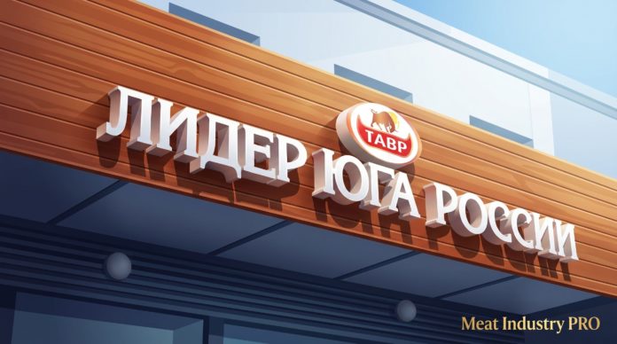 «Тавр» наращивает премиум-сегмент на фоне снижения общих объемов производства «Тавр» наращивает премиум-сегмент на фоне снижения общих объемов производства — фасадная вывеска с объёмными белыми буквами «ЛИДЕР ЮГА РОССИИ» на деревянной рейке и логотипом «ТАВР» с изображением быка и надписью «с 1938 года», Meat Industry PRO