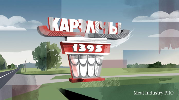 В Кореличском районе Беларуси построят современный свинокомплекс В Кореличском районе Беларуси построят современный свинокомплекс — иллюстрация в смешанной технике с элементами акварели и геометрического коллажа: придорожный въездной знак агрогородка с надписью «КАРЭЛІЧЫ» белыми объёмными буквами на красно-сером щите, цифрами «1395» на красной плашке и орнаментальным узором на опоре, на фоне зелёных полей, асфальтированной трассы, деревьев и стилизованных облаков, Meat Industry PRO