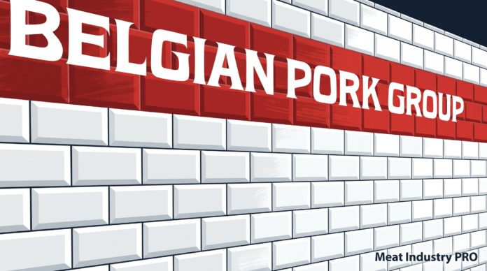 Belgian Pork Group инвестирует 50 млн евро в новый цех в Вестрозебеке Belgian Pork Group инвестирует 50 млн евро в новый цех в Вестрозебеке — 3D-иллюстрация кирпичной стены промышленного здания: белая кирпичная кладка с рельефной фаской, по диагонали через кадр проходит широкая полоса красного кирпича, на которой белыми объёмными прописными буквами с тенью набрано BELGIAN PORK GROUP; перспектива построена снизу вверх, кладка уходит вправо вверх, в правом верхнем углу тёмно-синий фон; справа внизу чёрная надпись Meat Industry PRO