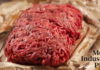 Flowpack для крупноформатного мясного фарша без пластикового лотка Крупноформатный мясной фарш в упаковке flowpack без пластикового лотка — прямоугольная порция сырого фарша розово-красного цвета герметично упакована в прозрачную гибкую плёнку; продукт лежит на светлом фоне с выразительными живописными мазками бежевых, кремовых и коричневых оттенков, в правом нижнем углу размещён логотип Meat Industry PRO.