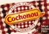 Французский мясной бренд Cochonou вернулся в digital с трогательной рекламой о салями Французский мясной бренд Cochonou вернулся в digital с трогательной рекламой о салями — живописная иллюстрация маслом в технике импасто: в центре овальная эмблема на красно-белой клетчатой скатерти с крупными пастозными мазками; внутри овала по верхней дуге белыми буквами надпись «SAVOIR-FAIRE», по нижней — «AUTHENTICITÉ», между ними жёлтая овальная плашка с красной рукописной надписью «Cochonou», знаком ® и завитком-хвостиком порося по правому краю; фон — бургундские, бордовые, кремовые и золотистые мазки, логотип Meat Industry PRO белым шрифтом в правом нижнем углу