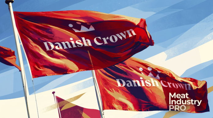 Sokołów полностью интегрирован в группу Danish Crown Sokołów полностью интегрирован в группу Danish Crown — живописная иллюстрация: три развевающихся красных флага с белой эмблемой короны и надписью «Danish Crown» на фоне голубого неба с широкими белыми, бирюзовыми и золотистыми диагональными плоскостями; полотнища переданы плотными мазками алого, бордового, терракотового и кремового цвета на металлических флагштоках; логотип Meat Industry PRO белым шрифтом в правом нижнем углу