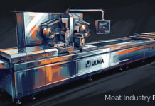 ULMA Packaging открыла двери для мясной отрасли на Open Week ULMA Packaging открыла двери для мясной отрасли на Open Week — живописная индустриальная иллюстрация в манере широкого мазка: длинная автоматическая термоформовочная упаковочная машина из полированной нержавеющей стали с синими и оранжевыми отблесками; на корпусе крупный логотип ULMA, сверху блок подачи плёнки с рулонами, вертикальная стойка, выносной пульт управления с дисплеем New TTX и красной кнопкой; по бокам конвейерные лотки и боковые панели с вентиляционными решётками, машина стоит на регулируемых опорах; тёмный графитовый фон, в правом нижнем углу надпись Meat Industry PRO белым шрифтом