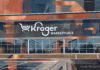 Вирусный провал Kroger: как реклама стейка разрушила доверие к бренду Вирусный провал Kroger: как реклама стейка разрушила доверие к бренду — живописная иллюстрация фасада магазина Kroger Marketplace в смешанной технике: широкие мазки терракотового, кирпично-красного, тёмно-синего и серого цвета, крупная светлая вывеска с фирменным логотипом-тележкой и надписью «Kroger MARKETPLACE»; ниже панорамные витрины с отражением городских зданий, кирпичный цоколь, белые столбики у входа и разметка парковки на переднем плане; в правом нижнем углу надпись Meat Industry PRO золотистым шрифтом
